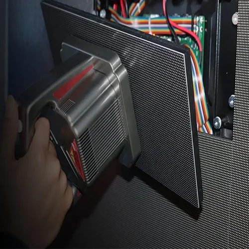 メンテナンスのために前面からアクセスできる外部 P5 LED パネル