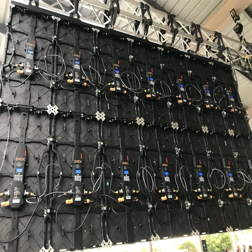 メンテナンスのために背面からアクセスできる P5 外部 LED パネル。