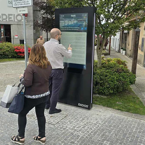 Totem interattivo per la pubblicità stradale